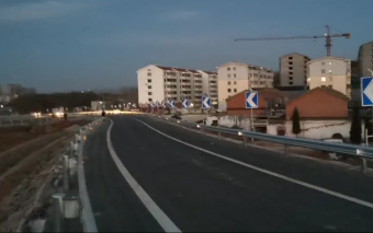 海外高速匝道落地实拍！太阳能标志牌，重塑跨境道路安全新标准