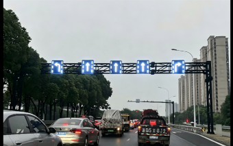 路口交通提质升级 待转区标志牌安装落地见实效